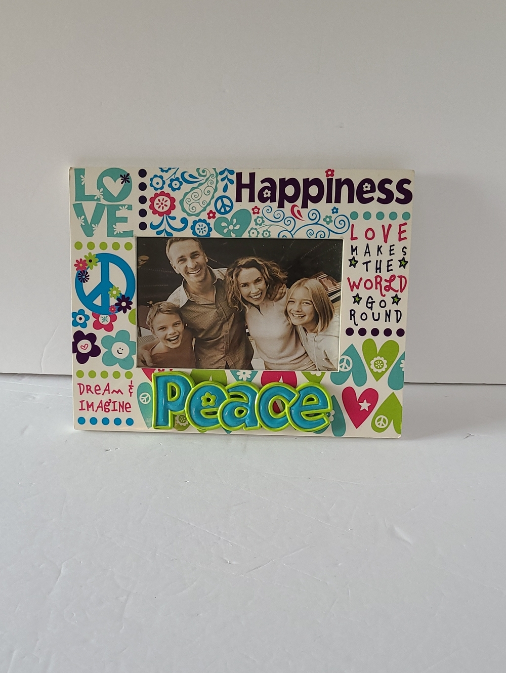 THE GRAFFITI PHOTO FRAME "PEACE- LOVE - HAPPINESS"   FOR 6 X 4 PICTURE